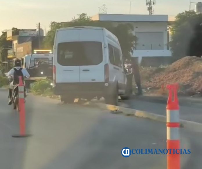 Camioneta pierde el control y queda atravesada sobre la avenida Manzanillo