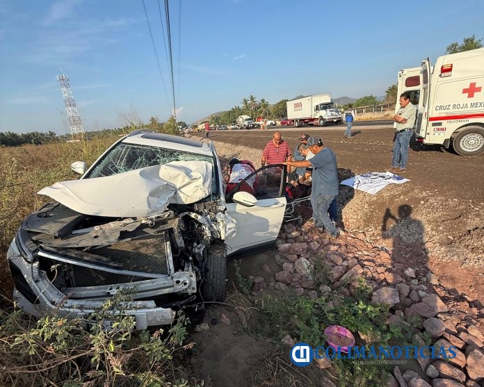 Choque entre dos autos en Tecomán deja una mujer lesionada (2)