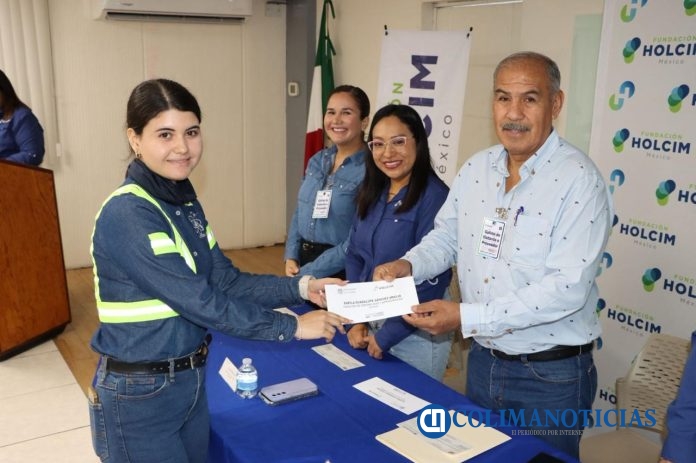 Educación Colima y Fundación Holcim entregan becas en Tecomán (2)