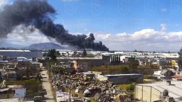 En Toluca; se cae una avioneta en plena calle