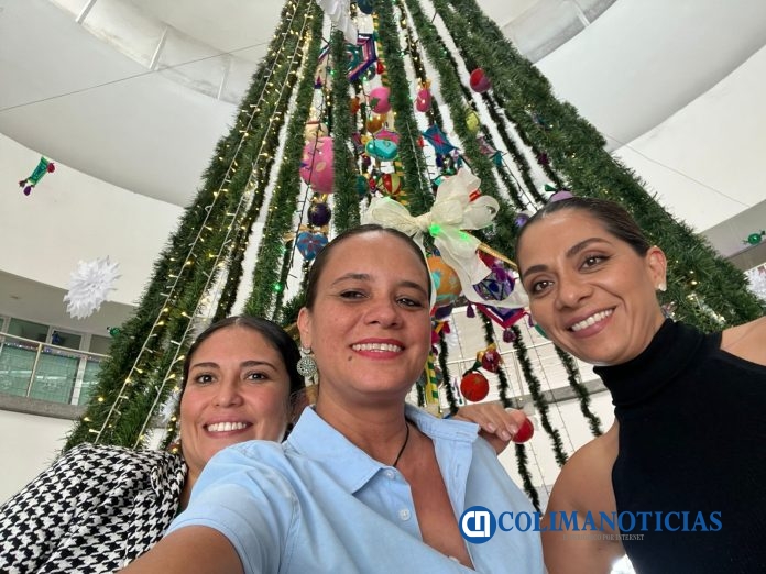 Estudiantes de Artes Visuales elaboran gran Ábol Navideño_a