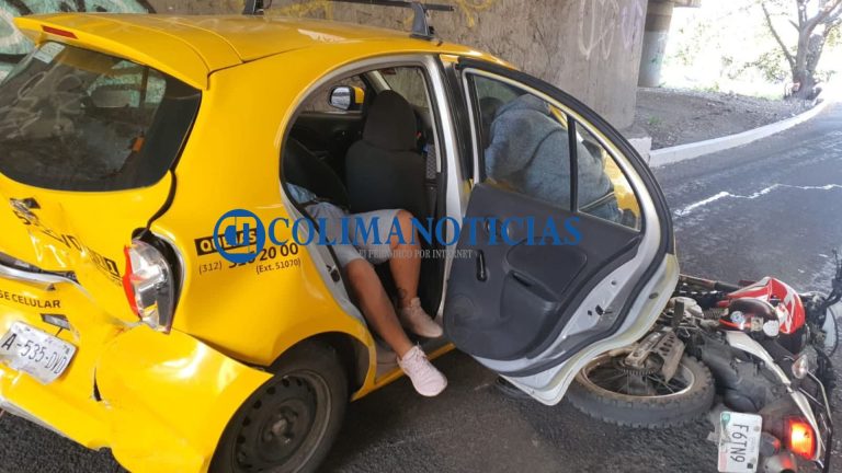 Fuerte accidente bajo el puente sobre la avenida Niños Héroes de Colima; hubo dos lesionados