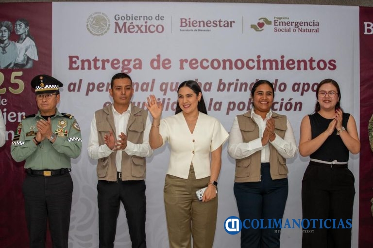 Gobernadora de Colima entrega reconocimientos a personal que ayudó en emergencias en estados afectados