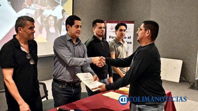 Gobierno del Estado de Colima entrega actas de propiedad a personas emprendedoras (2)