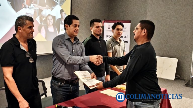 Gobierno del Estado de Colima entrega actas de propiedad a personas emprendedoras