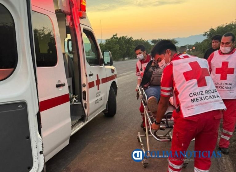 Motocicleta se impacta contra perro y deja dos heridos en carretera Tecomán–Cerro de Ortega