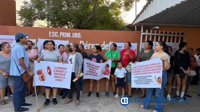 Padres de familia exigen relevo de directora en la primaria María Concepción Farías por presuntos abusos