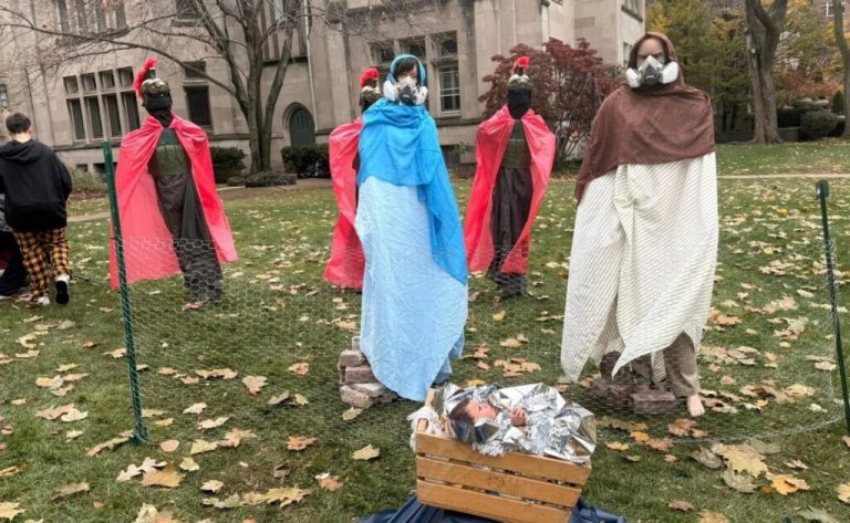 Pesebre con un Niño Jesús esposado custodiado por ICE desata polémica