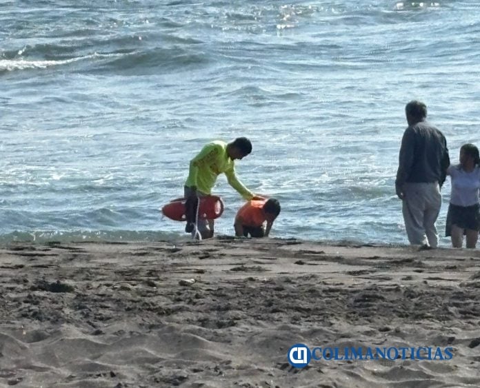Protección Civil de Tecomán brinda apoyo a menor en Playa Tecuanillo