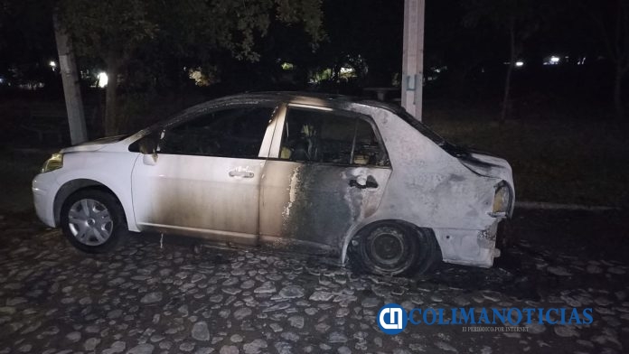 Queman un vehículo en la colonia El Yaqui de Colima