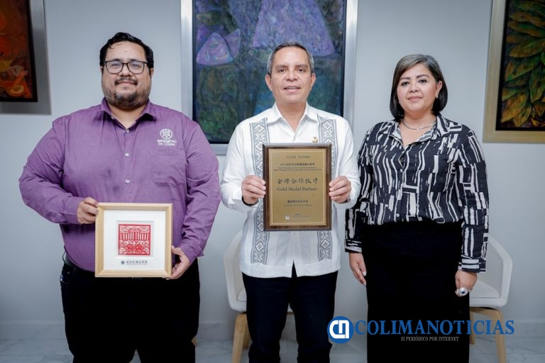Recibe rector reconocimiento a la UdeC por logros del programa de aprendizaje de lengua china