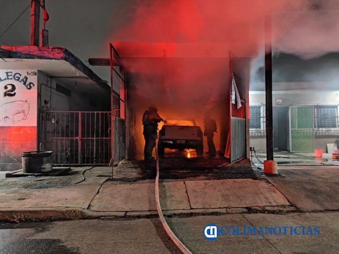 Sofocan incendio de camioneta estacionada en una vivienda de Santiago