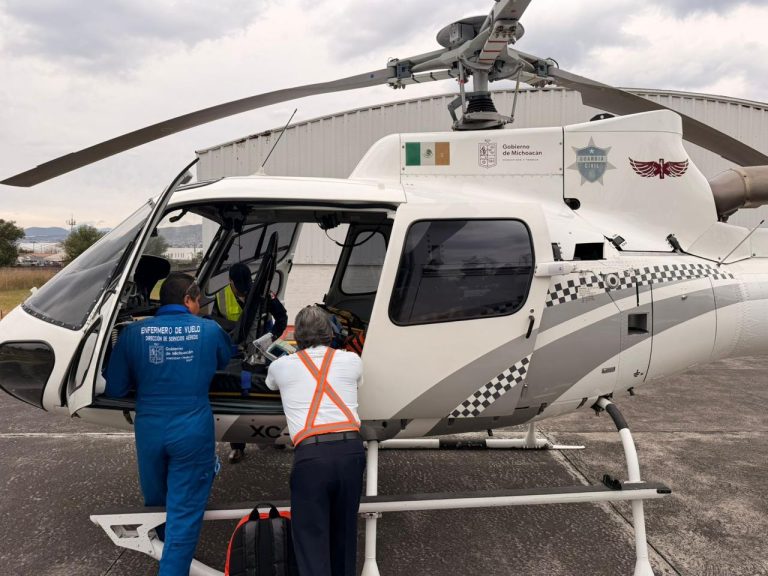 Operativo aéreo y terrestre refuerza atención a heridos tras ataque explosivo en Coahuayana