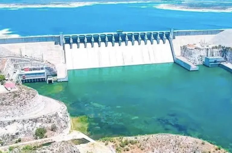 México comienza con la extracción de agua entre presas para cumplir su tratado con EE.UU.