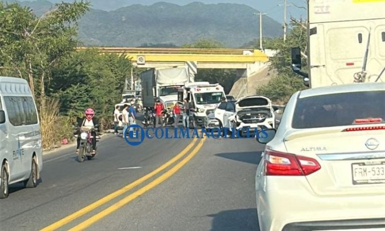 Varios automóviles involucrados en accidente por el libramiento El Naranjo de Manzanillo