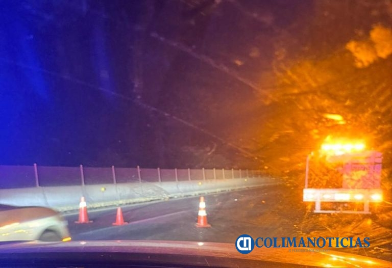 Aparatosa volcadura de tractocamión en el puente de Panteones de El Colomo