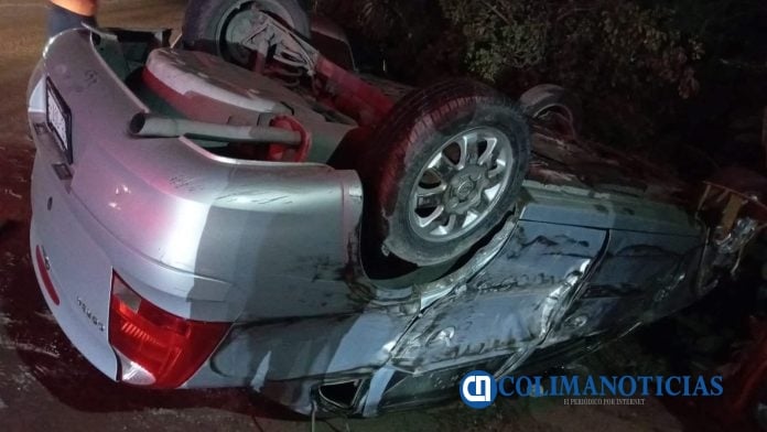 Vuelca automóvil en el libramiento El Colomo