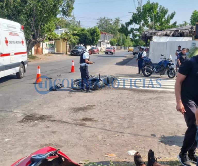Vehículo embiste a motociclista y se da a la fuga en el centro de Tecomán