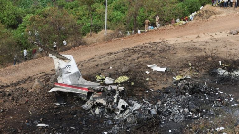 Accidente aéreo en la India deja 5 muertos tras caer jet del viceprimer ministro de Maharastra