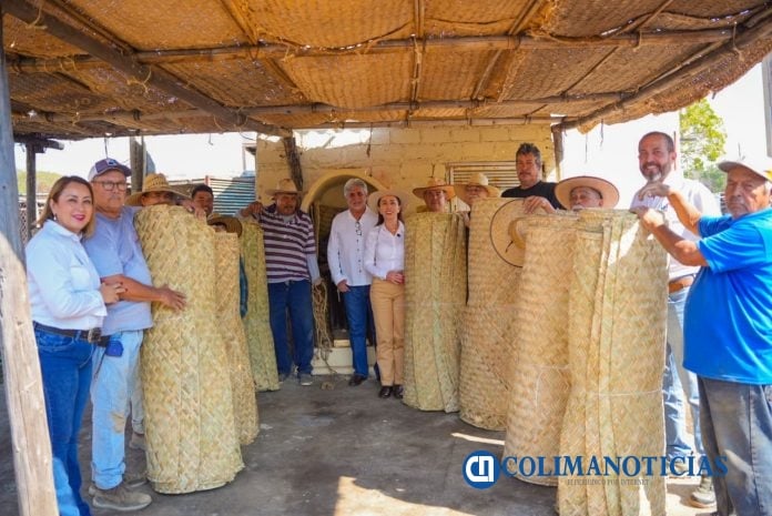 Apoya Tey con 490 petates nuevos para la construcción de La Petatera