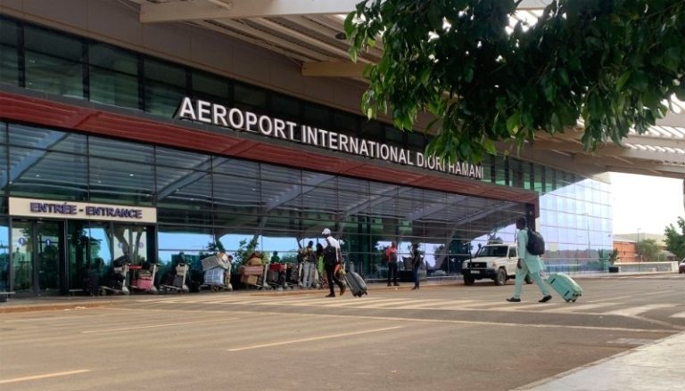 Ataque Terrorista al Aeropuerto de Níger Obliga a Suspender Vuelos