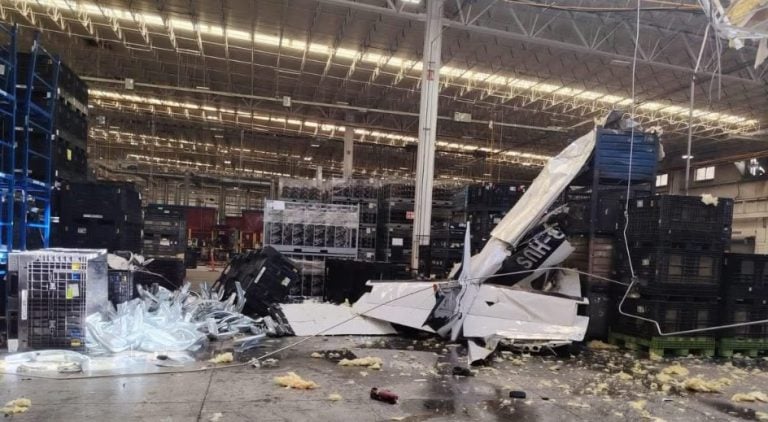 Avioneta se desploma dentro de una empresa en Ramos Arizpe, Coahuila; hay 2 heridos