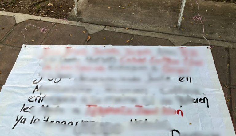 Localizan cartulina con mensaje amenazante en una banca del jardín de la colonia Villa Izcalli en Villa de Álvarez