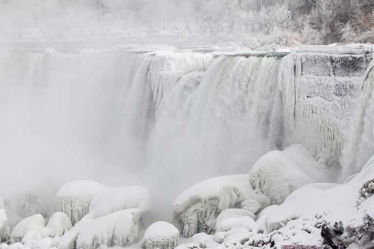 Se congelan las cataratas del Niágara por el frío extremo EE.UU.