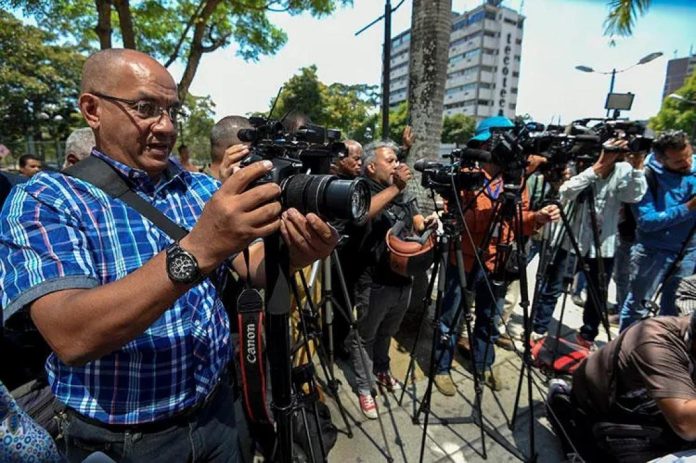 Detienen-periodistas-durante-juramentacion-de-delcy-rodriguez