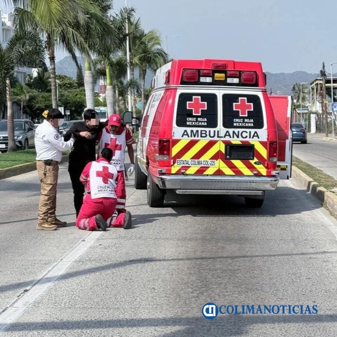 Dos lesionados en accidente de una motocicleta y un automóvil en el boulevard (2)