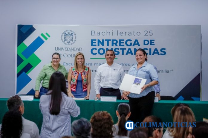 Entrega de Constancias de Escuelas para Padres y Madres