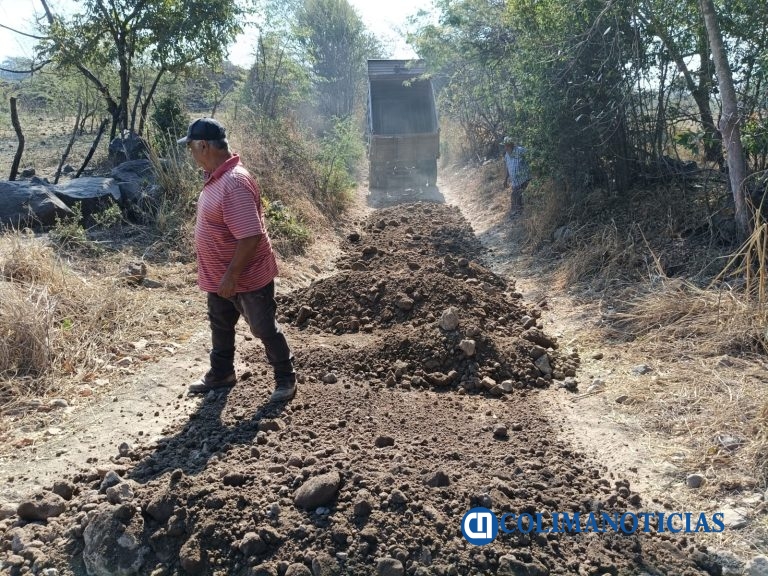 Gobierno del Estado de Colima rehabilita caminos sacacosechas en Buenavista