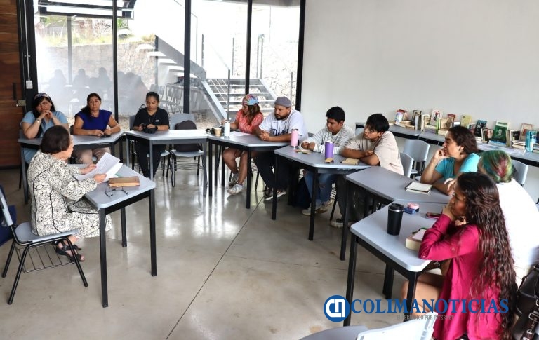 Imparte Guillermina Cuevas club de lectura en la Universidad Intercultural de Colima