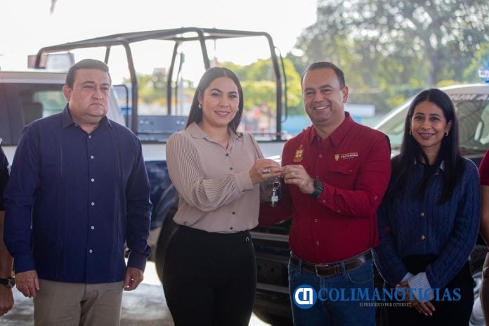Indira Vizcaíno entregó dos patrullas y equipamiento a la Dirección de Seguridad Pública y Vialidad de Tecomán
