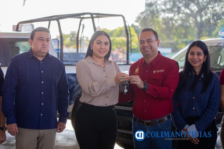 Indira Vizcaíno entregó dos patrullas y equipamiento a la Dirección de Seguridad Pública y Vialidad de Tecomán