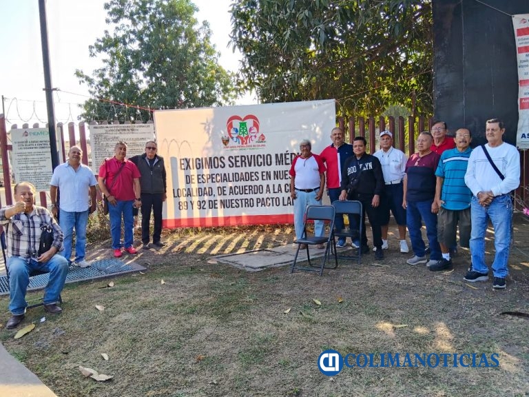 Jubilados petroleros del STPRM Colima se manifiestan por falta de servicio médico