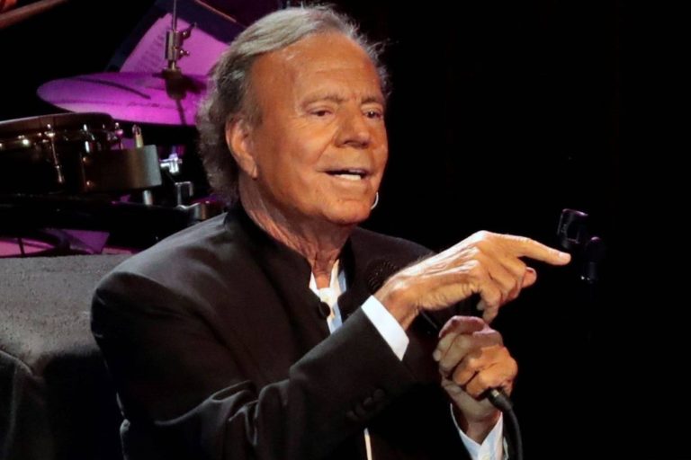Julio Iglesias es acusado agresión sexual contra sus exempleadas