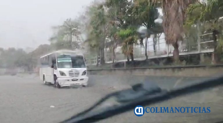 Lluvias sorprenden a manzanillenses, este lunes
