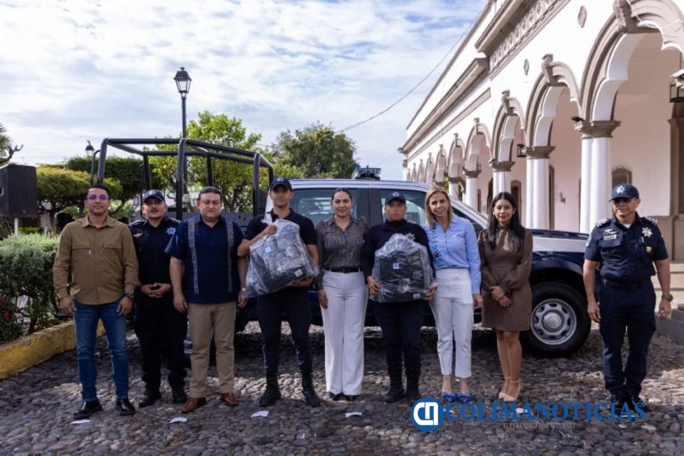 Indira Vizcaíno entrega nueva patrulla y equipo a la Policía Municipal de Comala