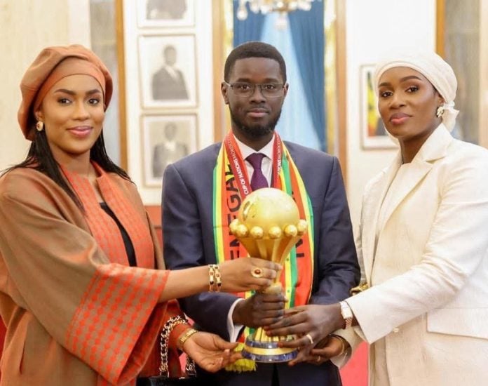 Presidente de Senegal celebra la Copa Africana con sus dos esposas y se vuelve viral