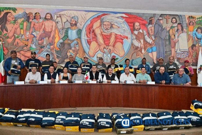 Riult Rivera entrega uniformes al personal de Servicios Públicos del Ayuntamiento de Colima