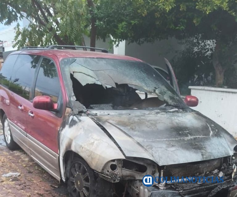 Se incendia camioneta SUV en la Colonia Lomas de Circunvalación