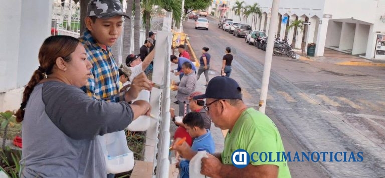 Sindicato de trabajadores del Ayuntamiento, DIF y Comapat realiza labores de mantenimiento en templo de Tecomán