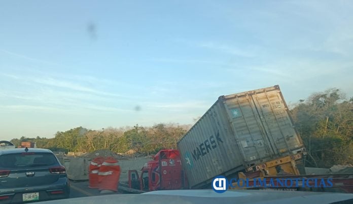 Tráiler cae en Trabes de Nuevo Puente en la autopista Manzanillo-Armería
