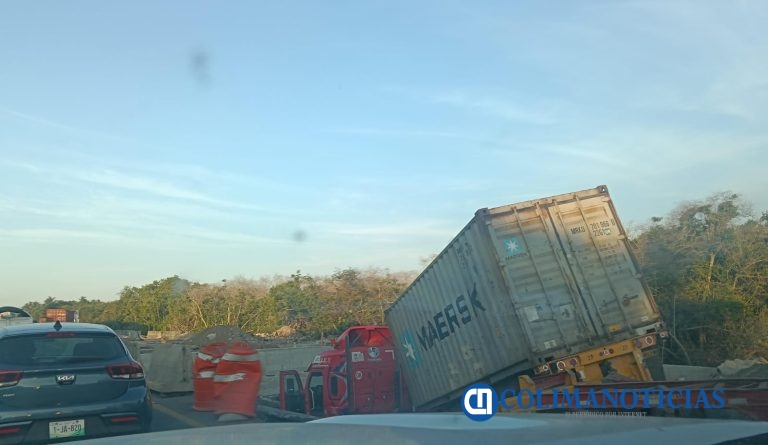 Tráiler cae en Trabes de Nuevo Puente en la autopista Manzanillo-Armería