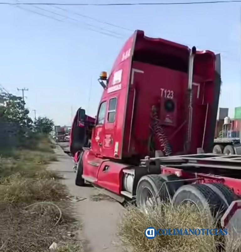 Tráiler vs camioneta en la carretera Puerto-Jalipa de Manzanillo
