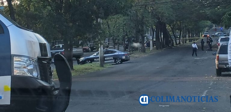 Un muerto a balazos y una acompañante herida tras balacera sobre la avenida Gonzalo de Sandoval junto al jardín de la Oriental en Colima
