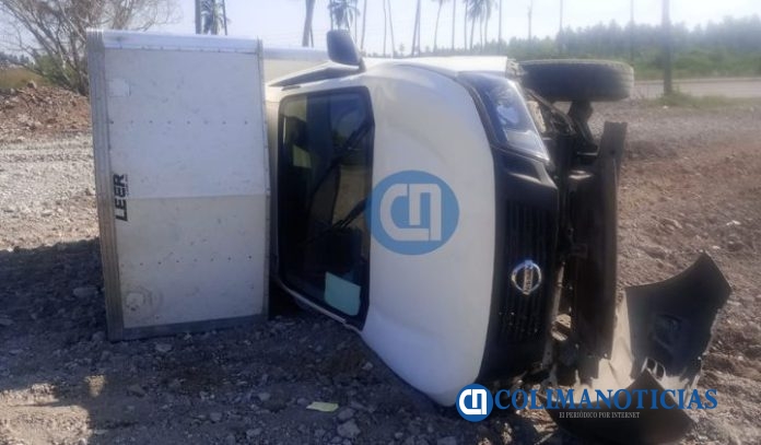 Vuelca camioneta en la autopista Colima–Manzanillo