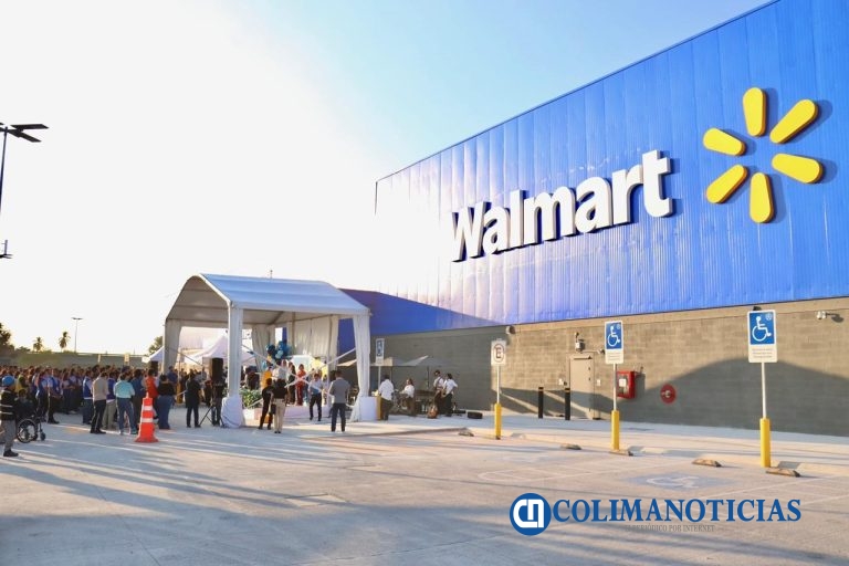 Robo a vehículo en estacionamiento de Walmart Tecomán