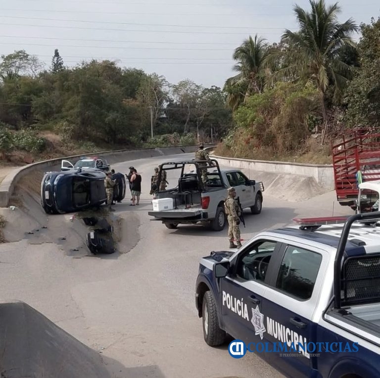 Vuelca una camioneta en el cauce del arroyo de Santiago